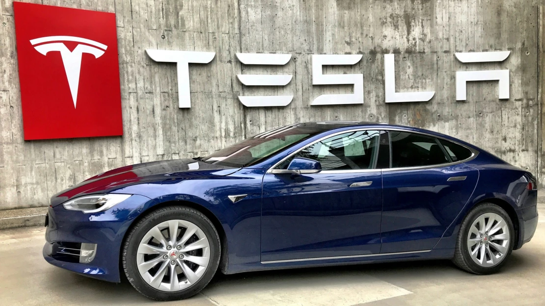 Už o pár dní by mal Musk vypustiť na cesty taxíky bez vodičov. Tesla je paranoidná, tvrdí