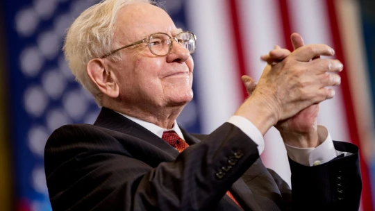 Berkshire nástupcovi Warrena Buffeta radikálne zvýšil plat. O 24 900 percent