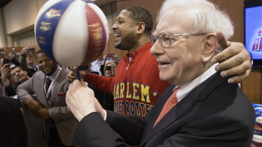 Ako Warren Buffett využil najväčšie krízy, aby zarobil miliardy. Tieto 3 kroky mu vždy vyšli