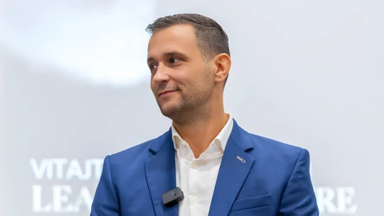 Firma mu dala výpoveď. Naozaj mu môže zakázať päť rokov pracovať?
