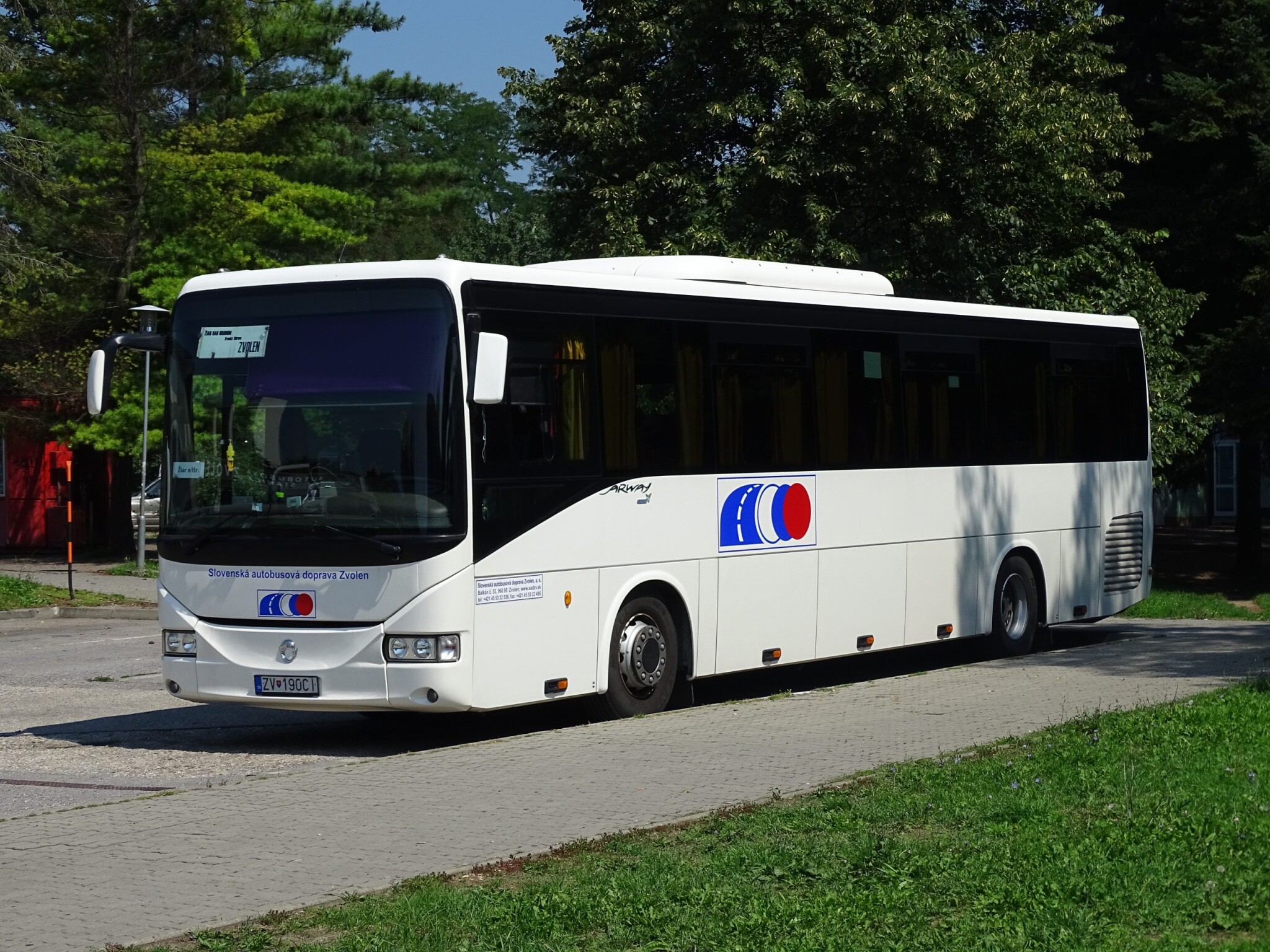 na snímke autobus