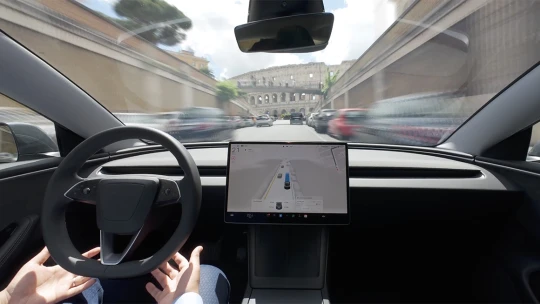 Jazda v centre Ríma bez šoféra. Tesla v Európe testuje systém plne autonómneho riadenia
