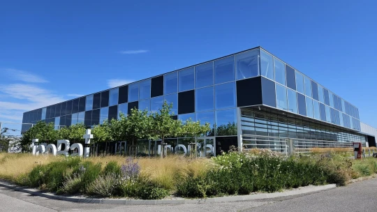 High-tech slovenské batérie z InoBatu? Linka stojí, platy meškajú, zamestnanci si hľadajú novú prácu