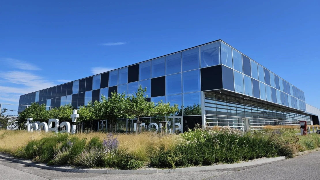 High-tech slovenské batérie z InoBatu? Linka stojí, platy meškajú, zamestnanci si hľadajú novú prácu