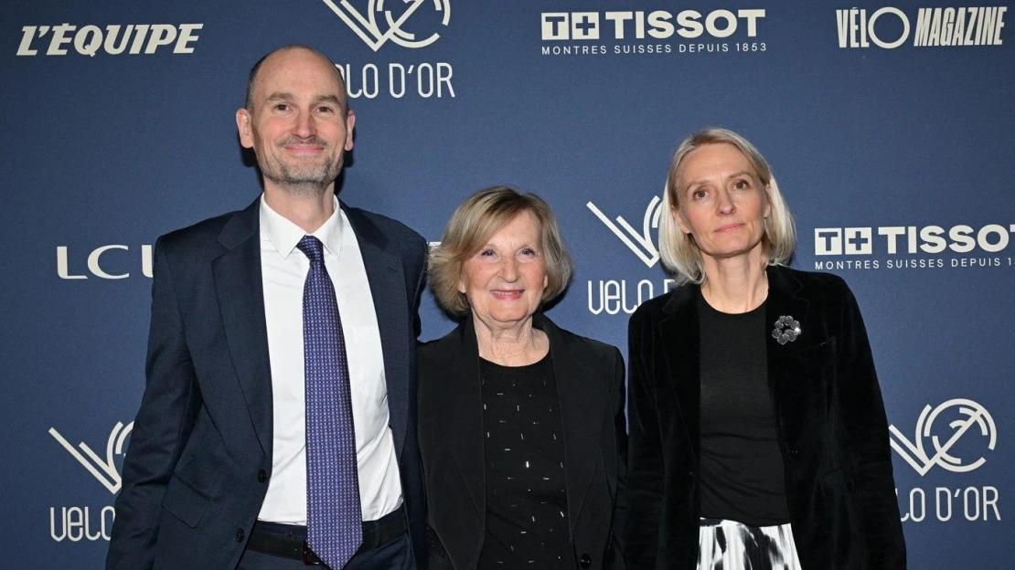 Zástupy fanúšikov, cyklisti na pokraji síl. Miliardy z Tour de France však inkasujú Amauryovci