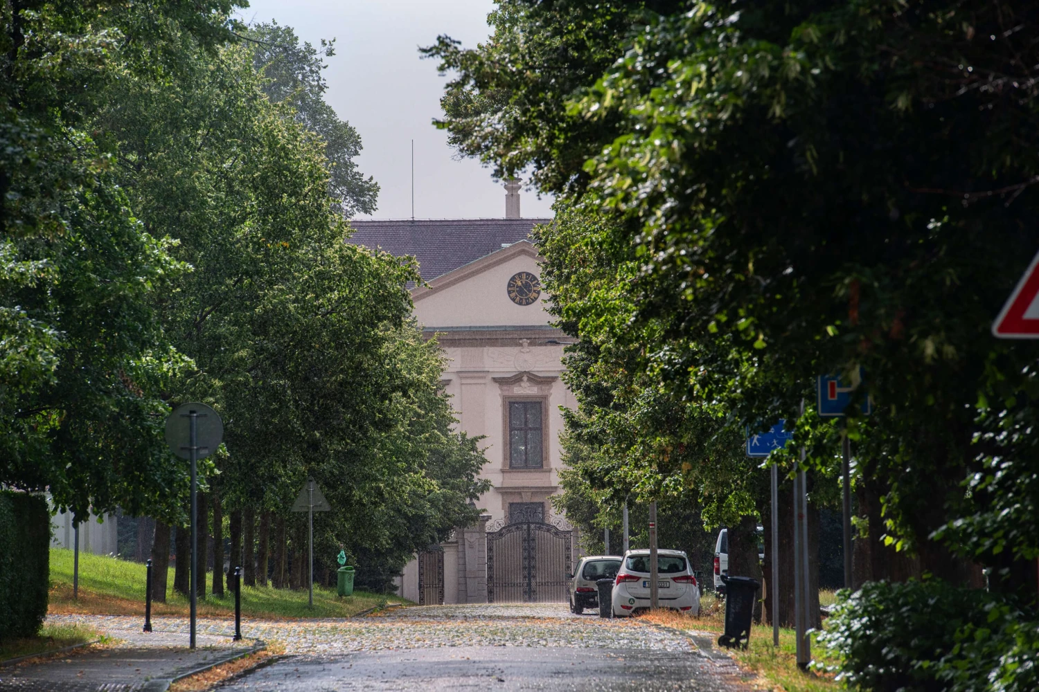 na snímke zámok za stromami