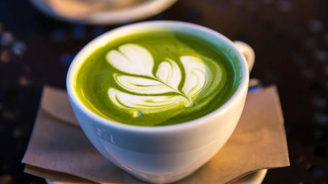 Zelený fenomén, ktorý pobláznil svet a vystrelil ceny nahor. Klame matcha zákazníkov?