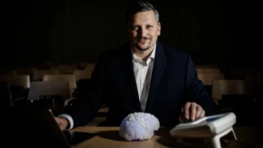 Vedia, ako „heknúť“ mozog. Ostravská firma lieči ochorenie, ktorým trpí miliarda ľudí