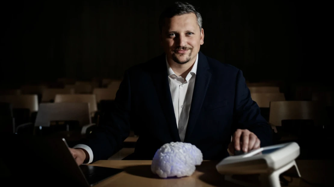 Vedia, ako „heknúť“ mozog. Ostravská firma lieči ochorenie, ktorým trpí miliarda ľudí