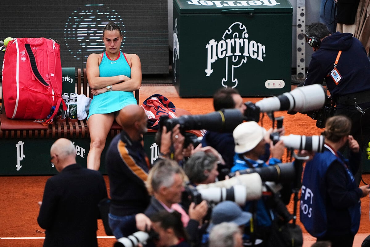 Bieloruská tenistka Aryna Sabalenka bola aj v júni 2025 na čele rebríčka WTA – avšak bez vlajky svojej krajiny. Foto: SITA/AP