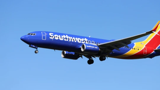 Desať sekúnd pádu. V Kalifornii sa Boeing 737 v poslednej chvíli vyhol stíhačke