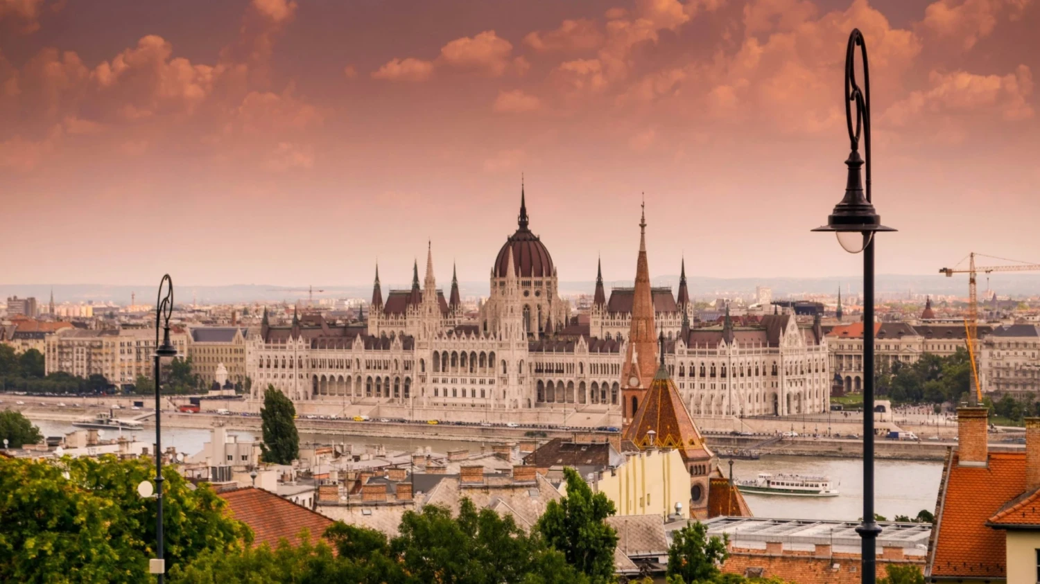 Guide to Budapešť. Zábavnejšia sesternica Viedne láka na secesiu, langoše aj kúpele