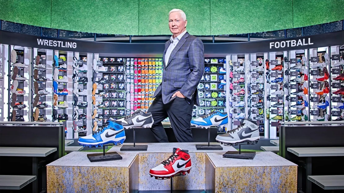 Kandidoval za prezidenta a zakladateľ Nike o ňom hovorí, že je génius. Kto stojí za značkou Dick’s?