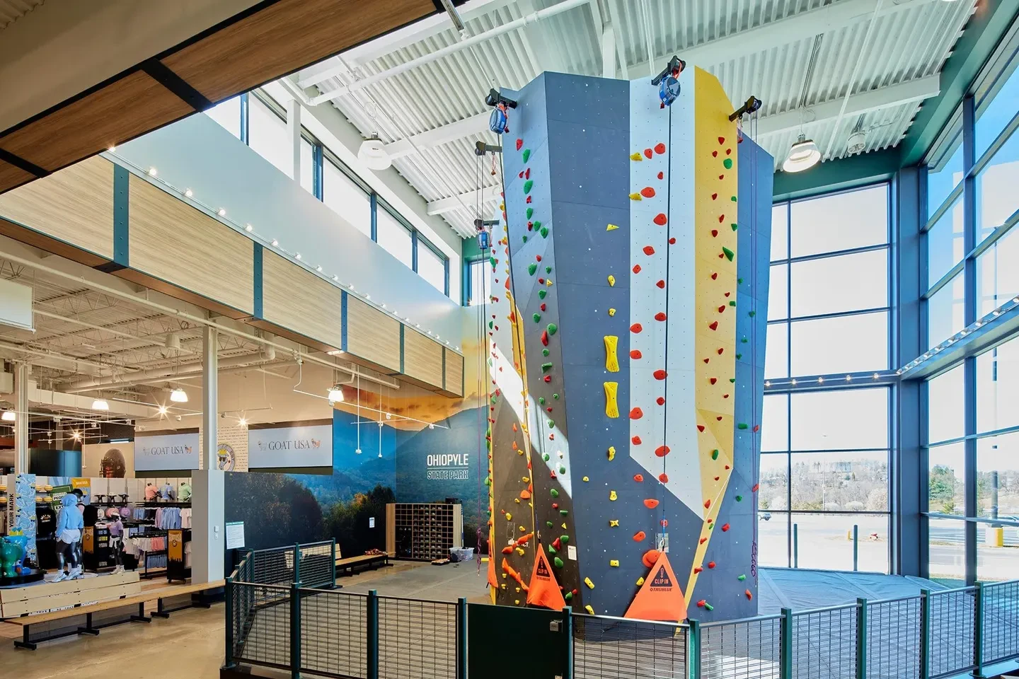 Lezecká stena v dome športu Dick's. Foto pre Forbes: Aaron Kotowski