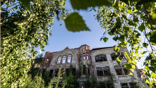 Vyrábali sa v nej aj lustre pre hotel Waldorf Astoria. Ruina Eliáška má zase nádej