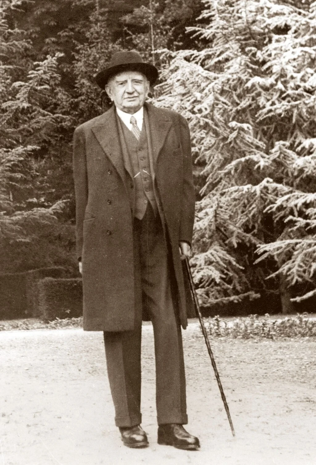 Gulbenkian na sklonku života v Les Enclos, jeho záhradnom útočisku v Deauville. Foto: Nadácia Calouste Gulbenkiana