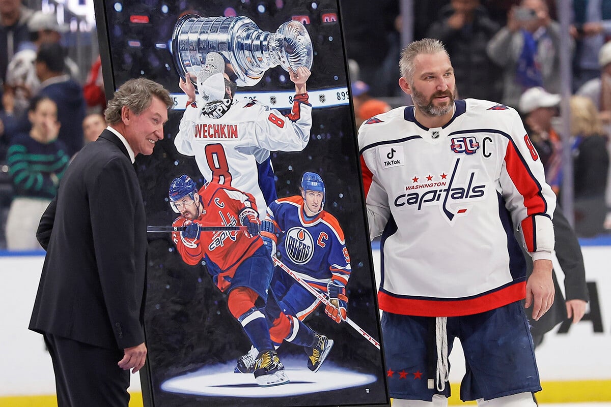 Uplynulú sezónu NHL prekonal Alexander Ovečkin rekord Wayna Gretzkého. Na jeho športový úspech však vrhá tieň mlčanie o vojne
a profilovka s Putinom. Foto: SITA/AP