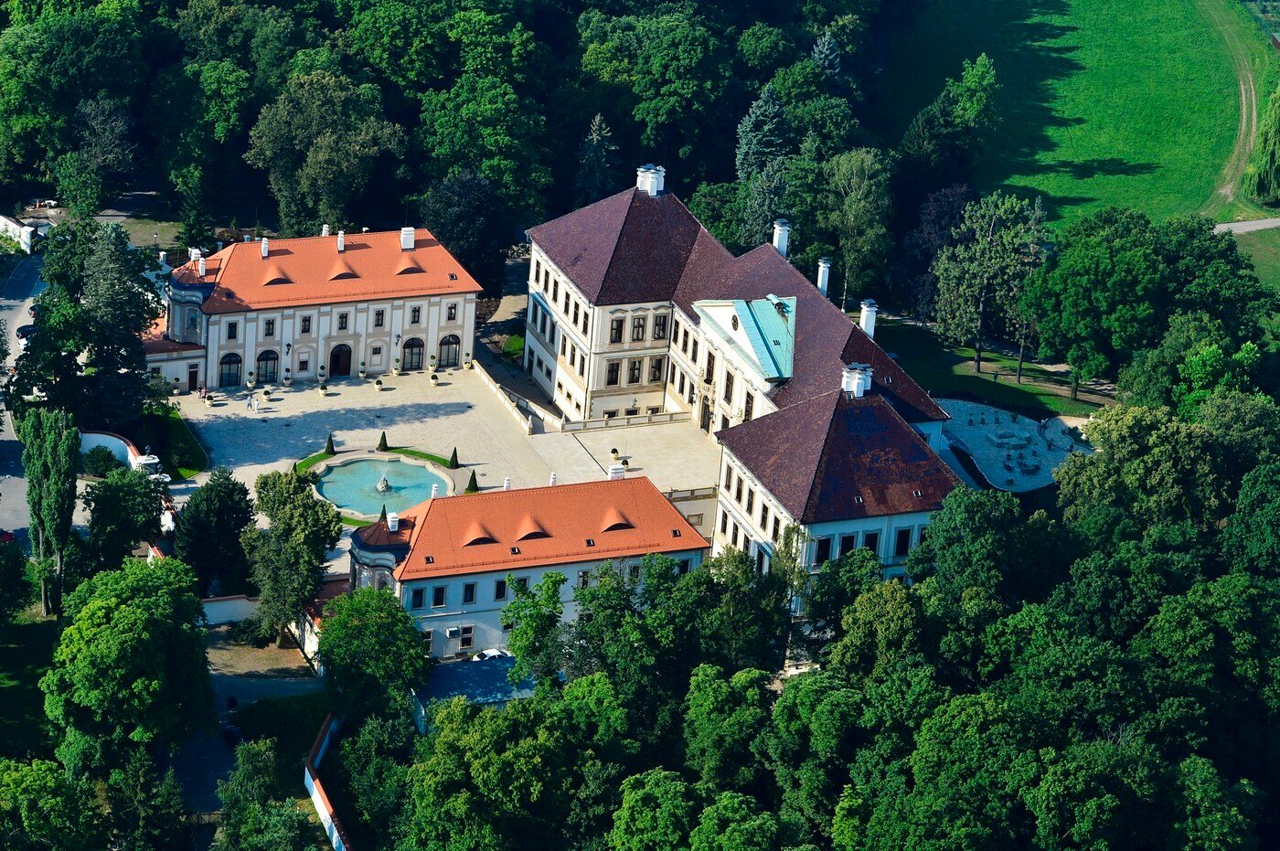 na snímke zámok z výšky