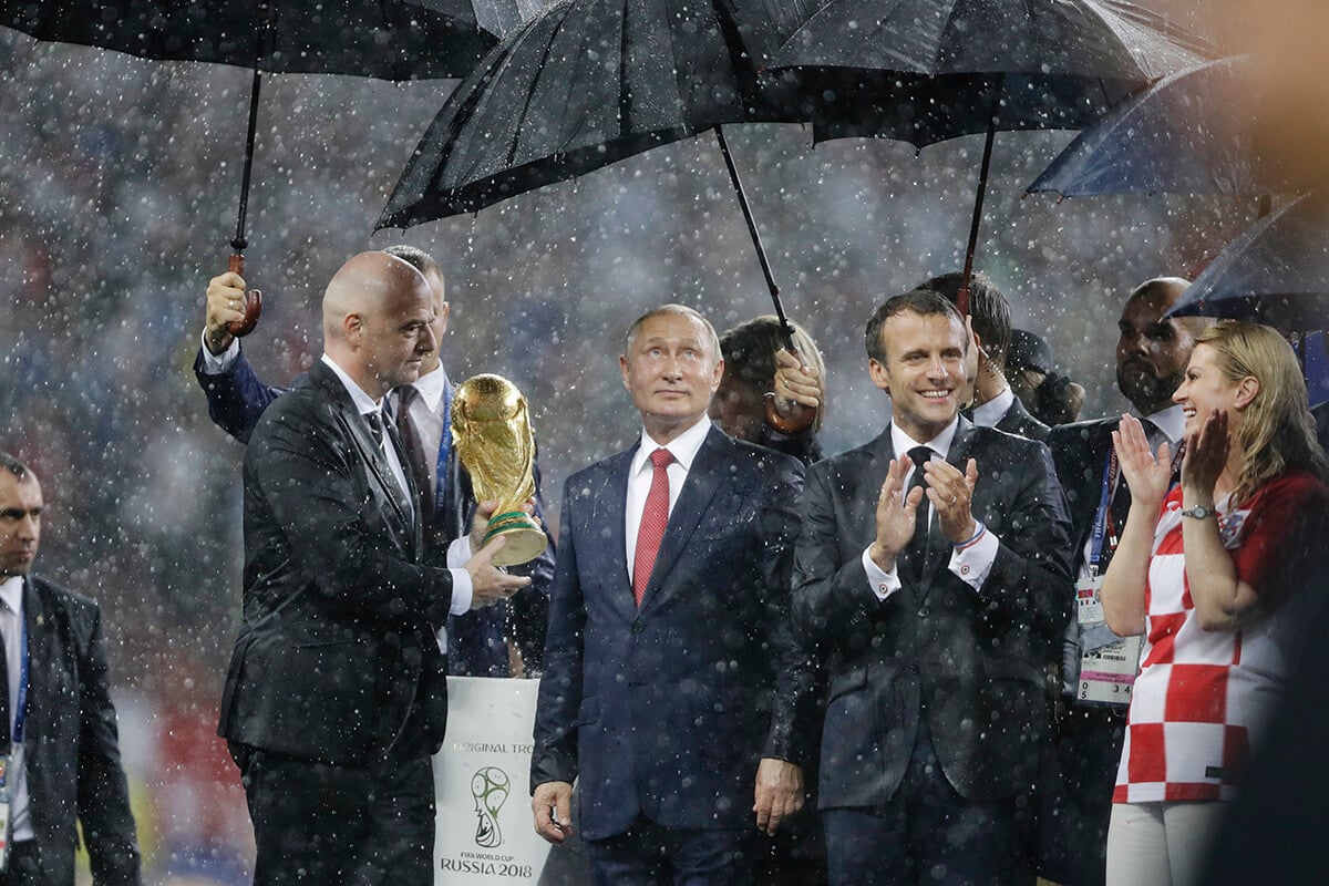 Putin záujem o futbal predstiera, fanúšik je Si Ťin-Pching. Politika a šport sa však miešajú vždy