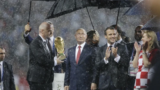 Putin záujem o futbal predstiera, fanúšik je Si Ťin-Pching. Politika a šport sa však miešajú vždy
