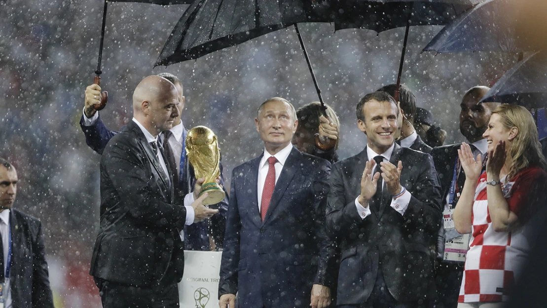 Putin záujem o futbal predstiera, fanúšik je Si Ťin-Pching. Politika a šport sa však miešajú vždy