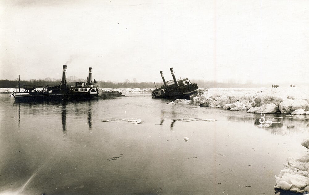 Parníky Československej dunajskej plavebnej spoločnosti na zaľadnenom Dunaji v oblasti Bratislavy v roku 1927. Foto: Fortepan/Visnyovszky Éva 