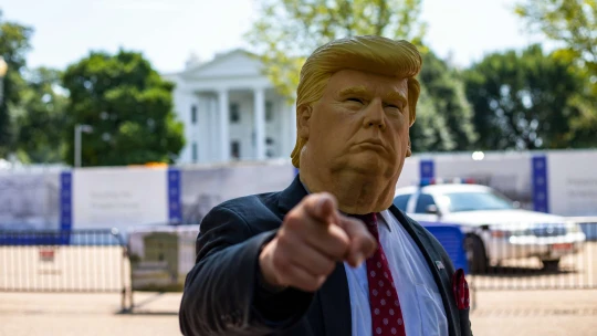 Trump v Škótsku pohrozil Iránu, chce jadrovú spoluprácu so Starmerom