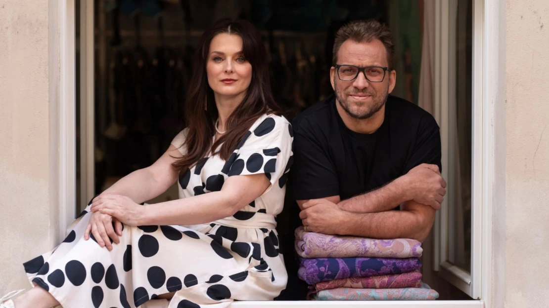 Kedysi ju pre bábätko v šatke vyhodili z autobusu. Dnes ich predáva do celého sveta