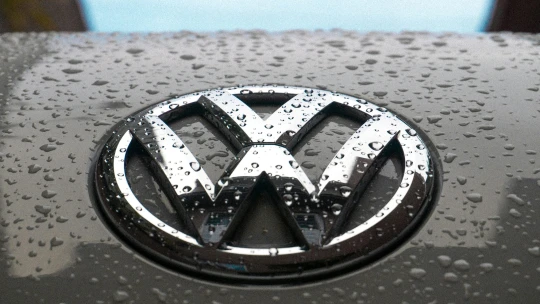 Volkswagen o miliardy znižuje investičný plán, dobieha ho ťažká situácia v USA a Číne