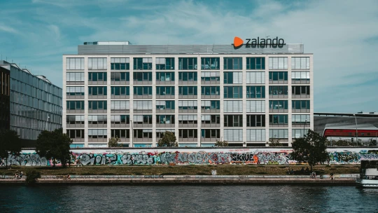 Aj veľký e-shop musí čistiť svoj web. Zalando prehralo súd s Bruselom o moderovaní online obsahu