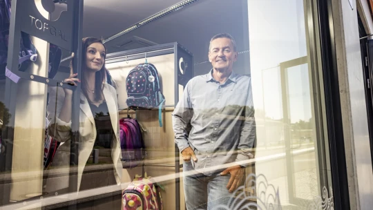 Začínali v malom obchodíku, teraz s ich batohmi mieri do školy každý tretí prváčik