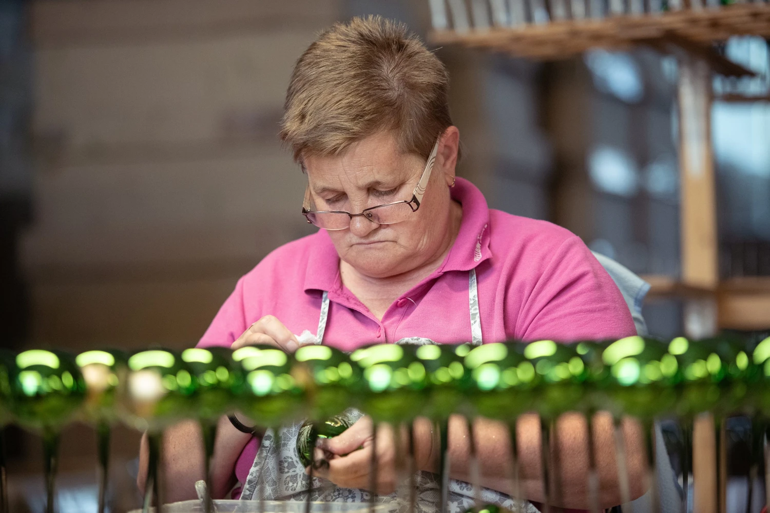Ručná výroba vianočných ozdôb v spoločnosti Freedom Juniors.