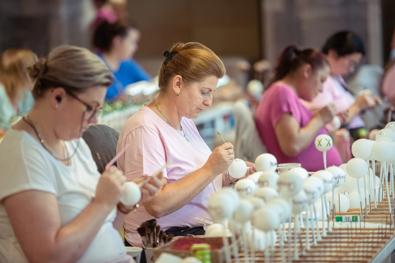 Ručná výroba vianočných ozdôb v spoločnosti Freedom Juniors.