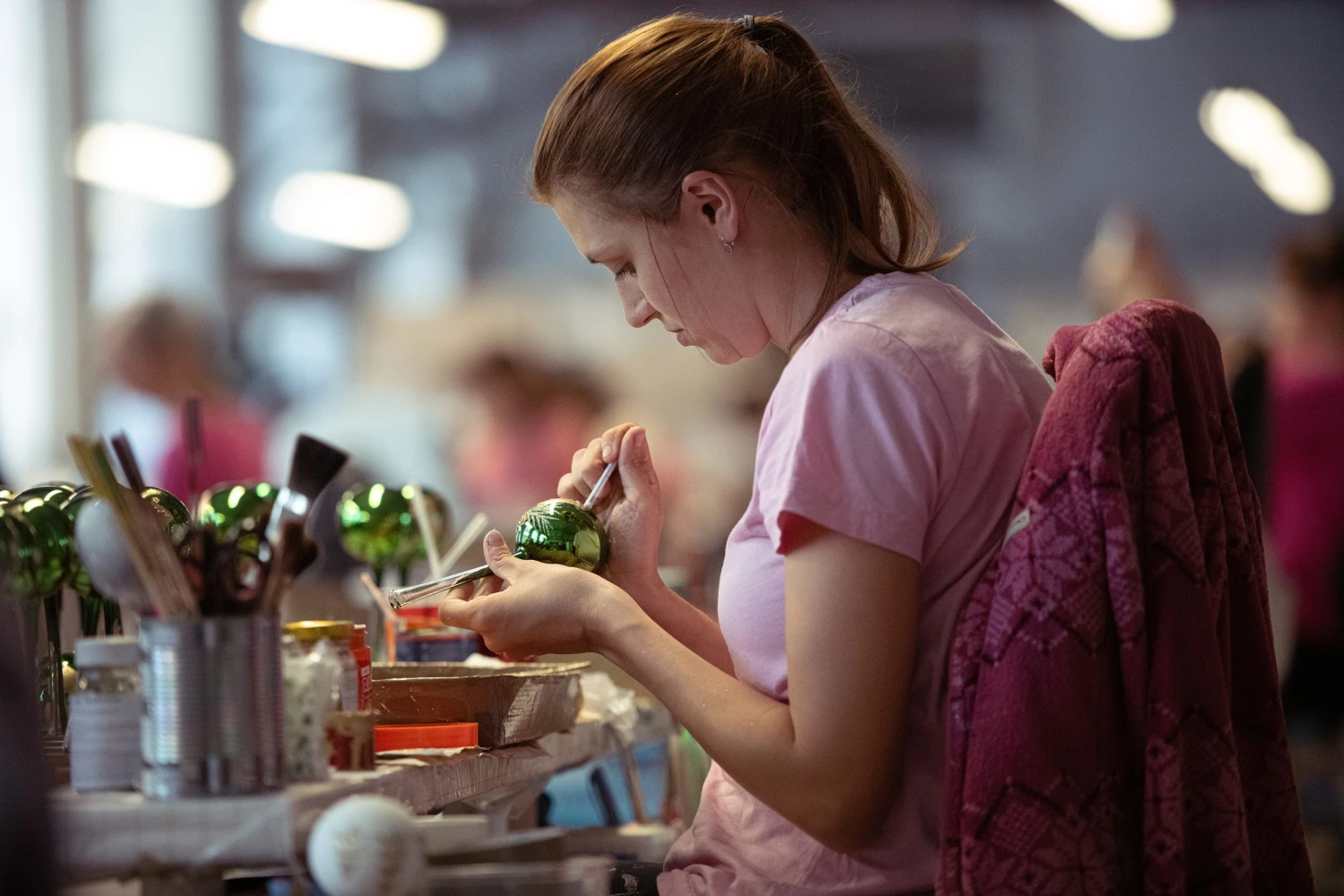 Ručná výroba vianočných ozdôb v spoločnosti Freedom Juniors.