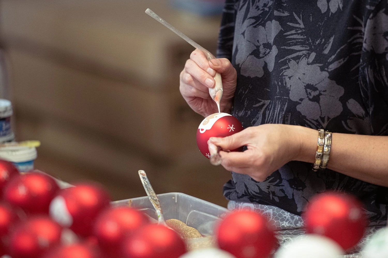 Ručná výroba vianočných ozdôb v spoločnosti Freedom Juniors.