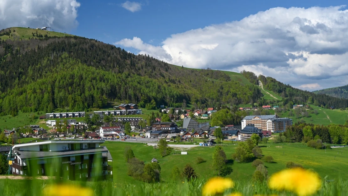 Dovolenková bašta slovenskej „smotánky“ vypredáva chaty. Zľavy tam dosahujú desiatky percent