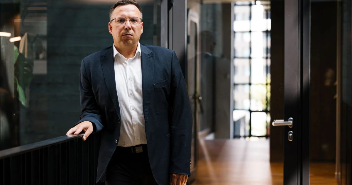 Nasnímke muž v saku