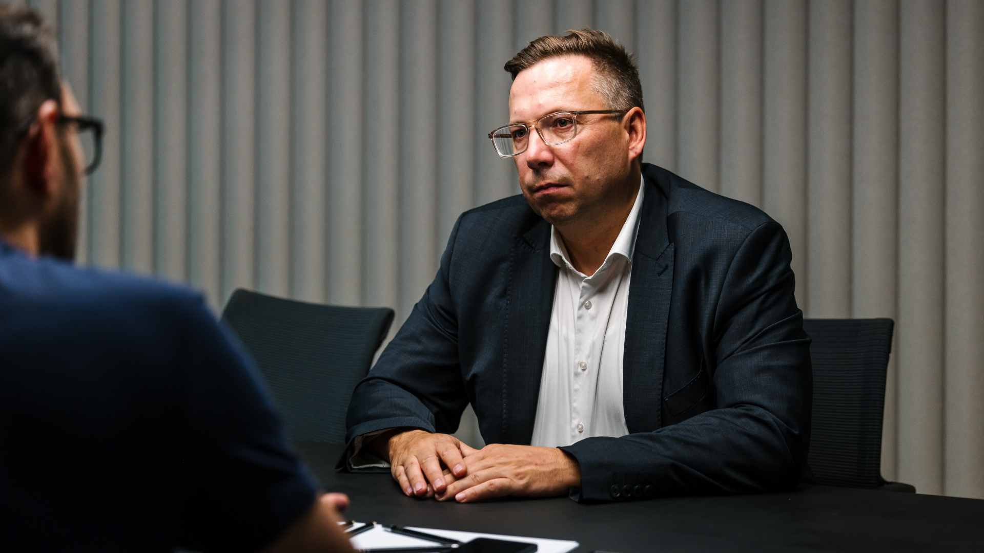 Na snímke muž v saku