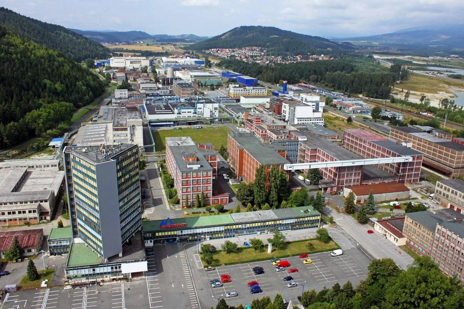 Veľký podtatranský závod obmedzil výrobu, prepúšťa a zavrel fabriku na Ukrajine