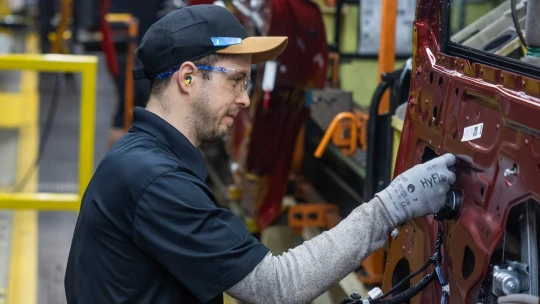 Kríza automobiliek. V nemeckom automobilovom priemysle za rok zaniklo viac ako 50-tisíc miest