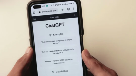 „Stratil som blízkeho priateľa.“ Ako používatelia ChatGPT smútia za staršími verziami