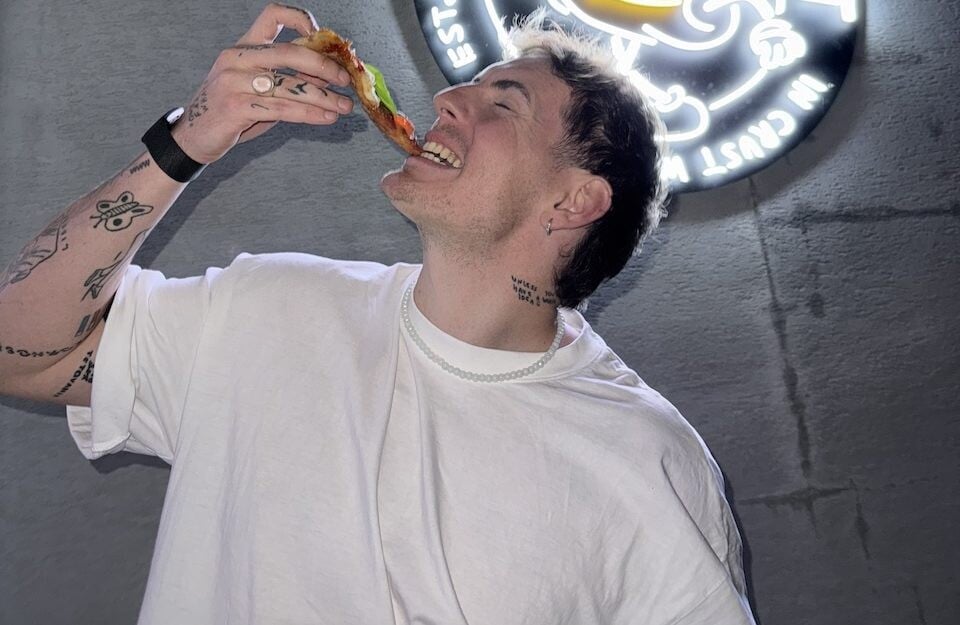 Pizza, percentá a publikum. Influencer Explo sa naučil škálovať a chce preraziť aj v realitách
