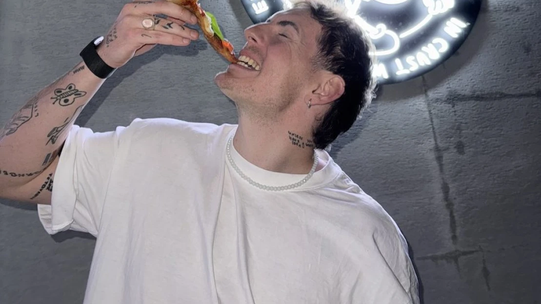 Pizza, percentá a publikum. Influencer Explo sa naučil škálovať a chce preraziť aj v realitách