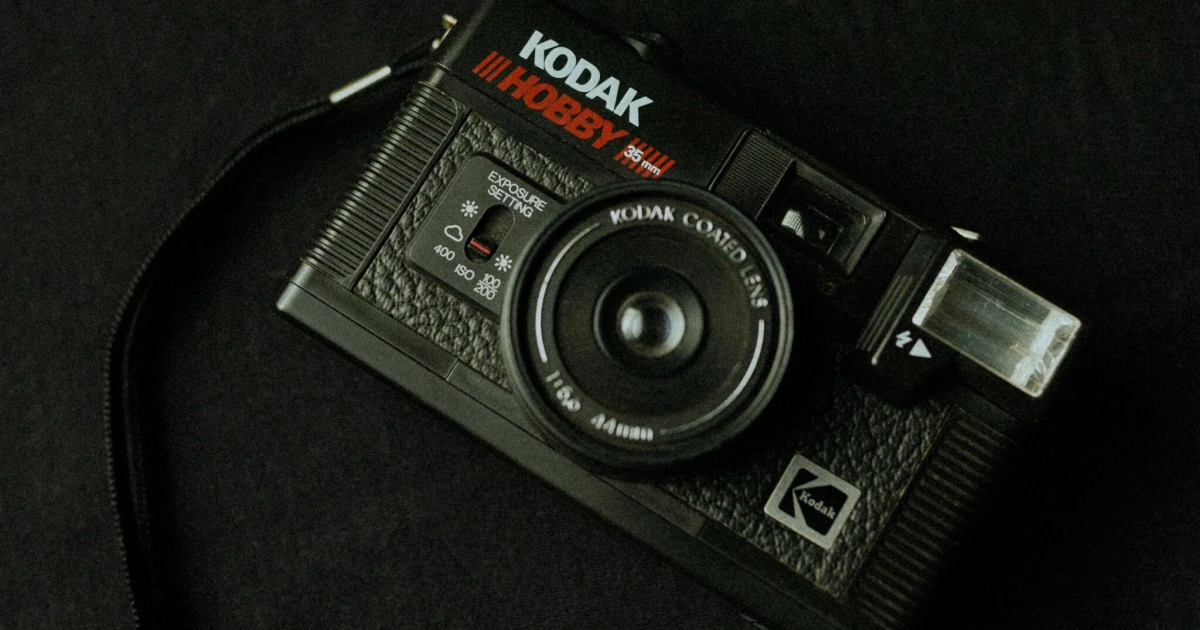 Na snímke fotoaparát značky Kodak.