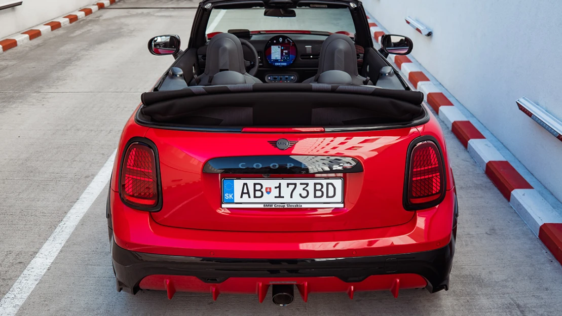 Strecha je dole za 18 sekúnd. Mini v športovej verzii je magnetizujúce