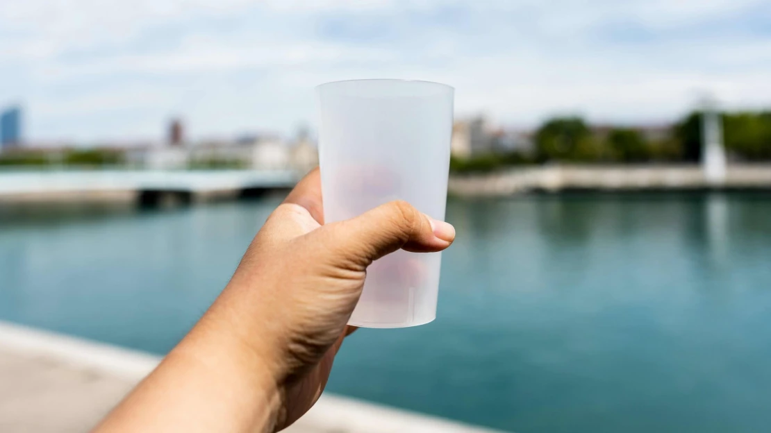 Predaj sladených nápojov pre novú daň klesol. Zdraželi o viac, než o koľko stúpla daň