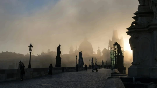 Nový triler Dana Browna, ktorý prevalcuje kníhkupectvá, sa odohráva v Prahe. Zarobia na tom Česi?