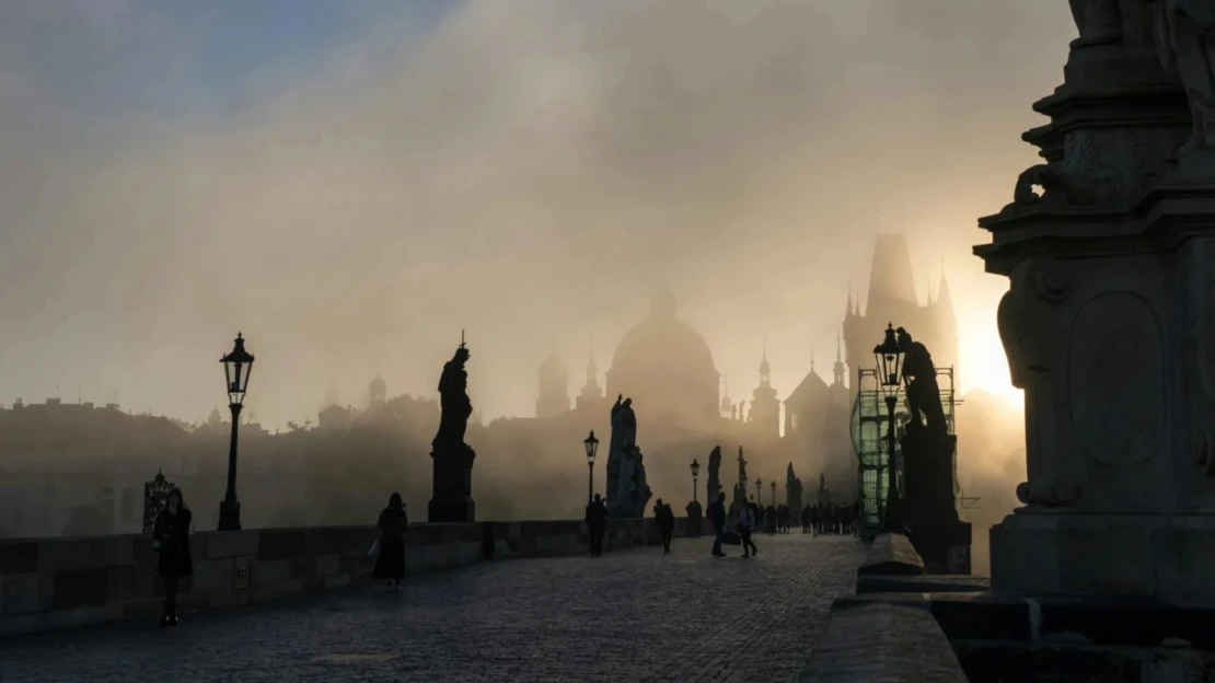 Nový triler Dana Browna, ktorý prevalcuje kníhkupectvá, sa odohráva v Prahe. Zarobia na tom Česi?