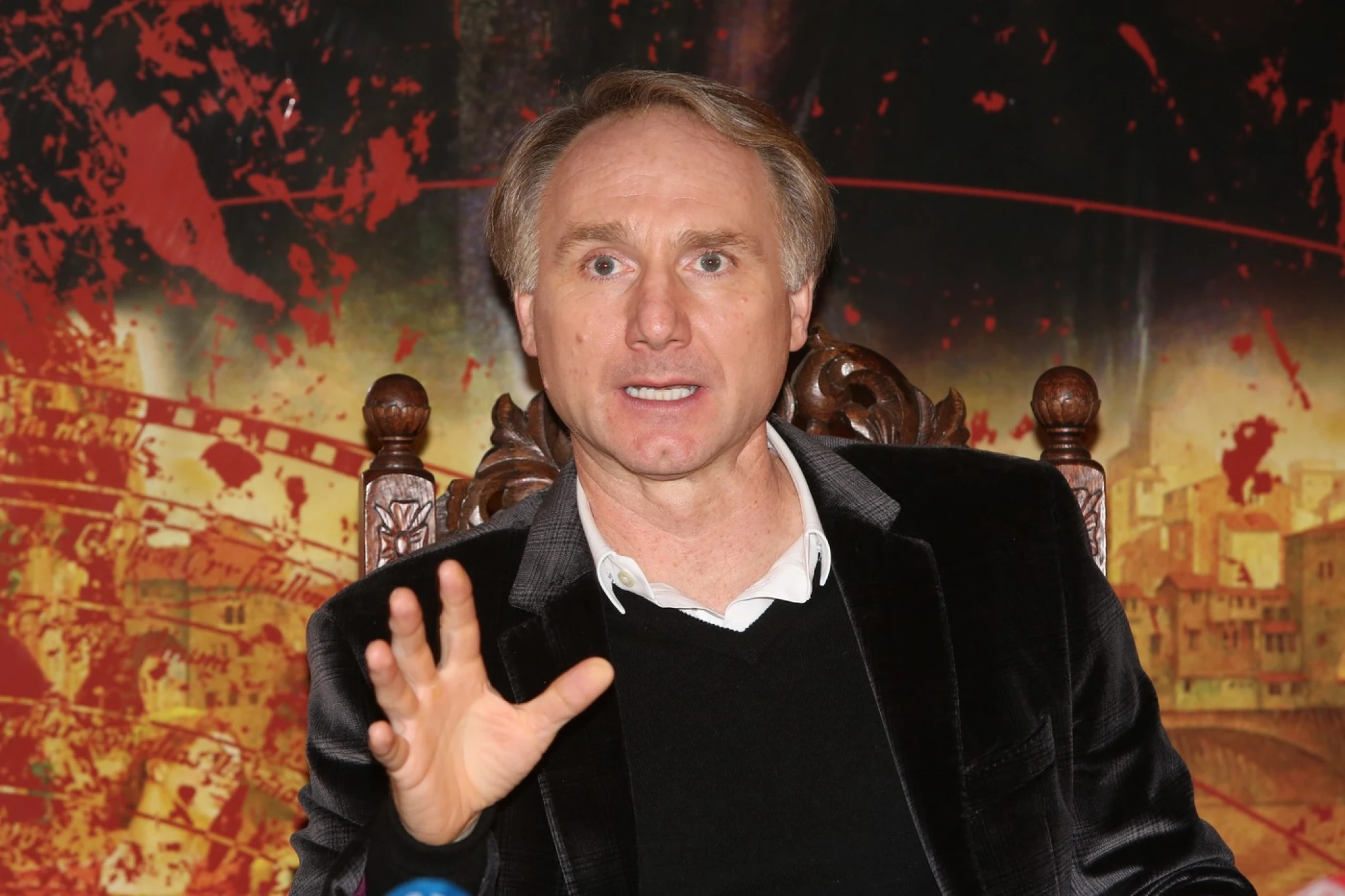 Na snímke Dan Brown.