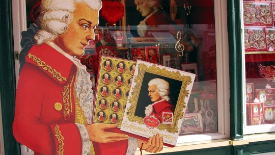 Rakúsky historik spochybňuje autorstvo praliniek Mozartove gule. Kto stojí za ich skutočným vznikom?